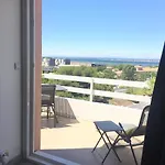 Face A La Avec Piscine A Apartment