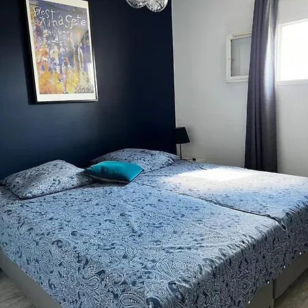 Face A La Avec Piscine A Apartamento Sète