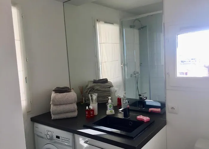 Face A La Avec Piscine A Sète